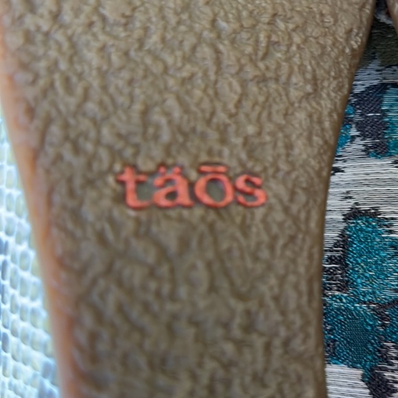 Taos carousel cream and gray woman’s size 8-8.5 wedge sandals - Picture 9 of 10